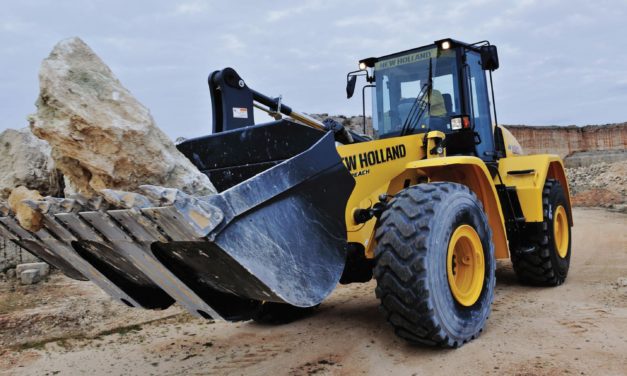 Máquinas de construção avançam sobre o campo