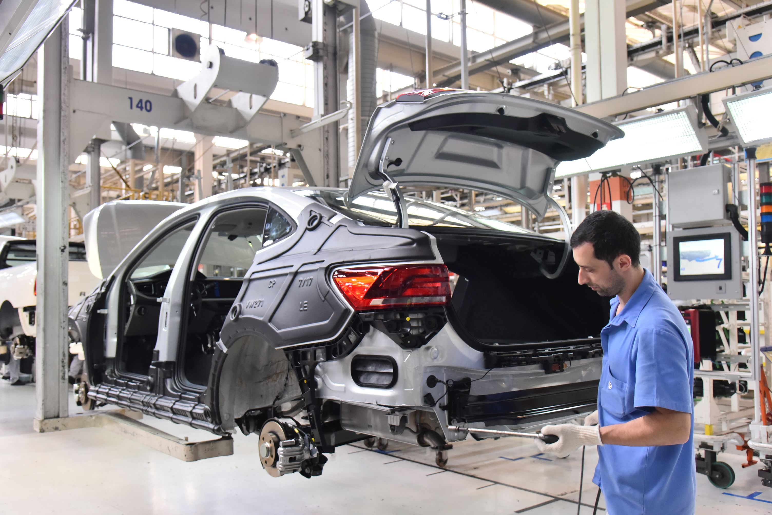 VW opera em três turnos e inicia a produção do Virtus