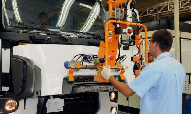 Ford aumenta a produção de caminhões