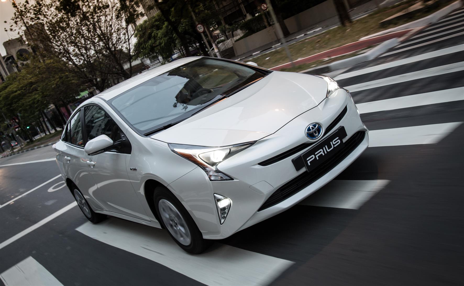 Toyota convoca Prius para reparo no sistema híbrido