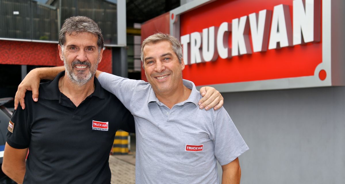 Flavio Santilli e Alcides Braga, sócios da Truckvan, decidem unificar as três fábricas em um único local, em Guarulhos