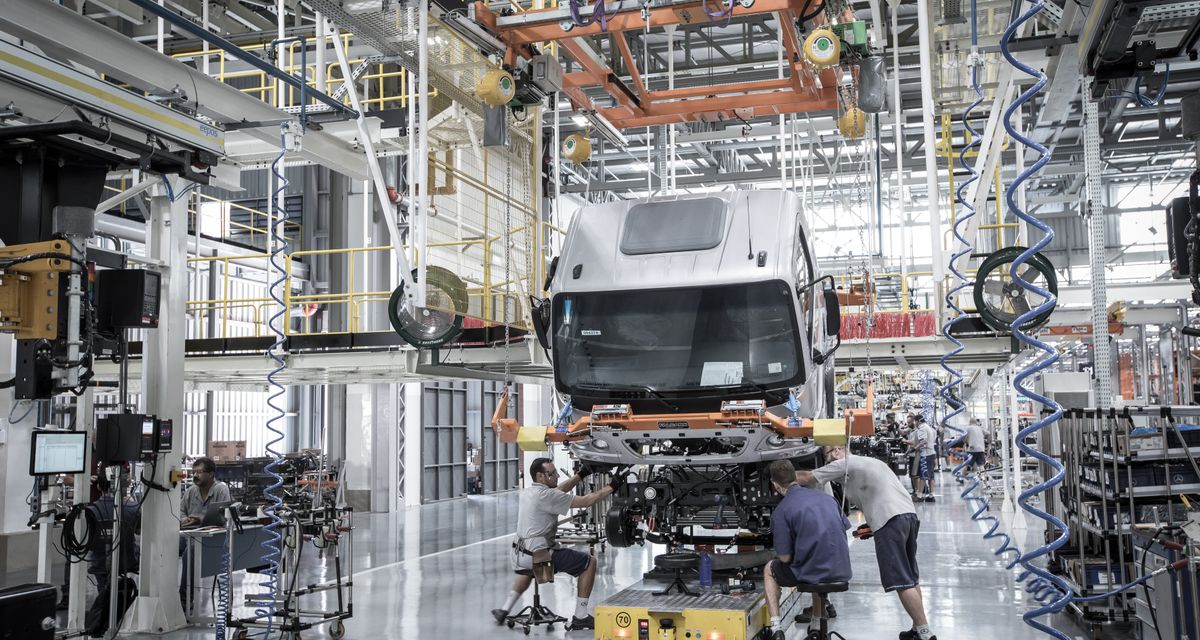 Produção de caminhões - Mercedes-Benz - Autoindustria