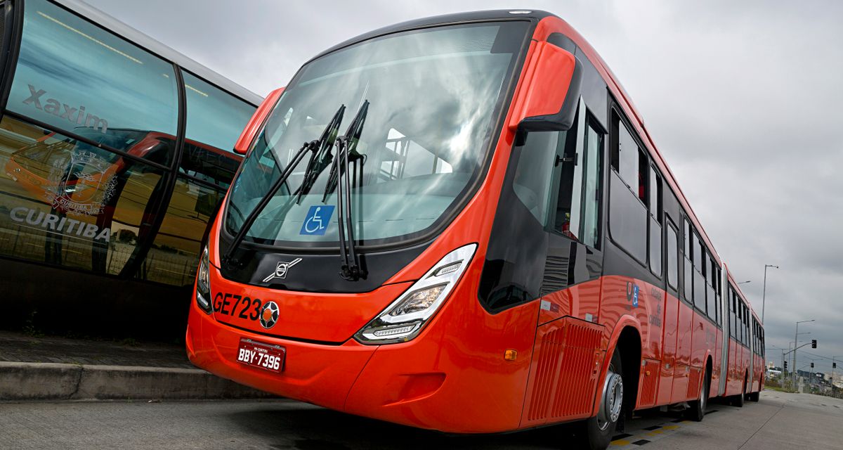 Curitiba renova frota com ônibus biarticulados da Volvo