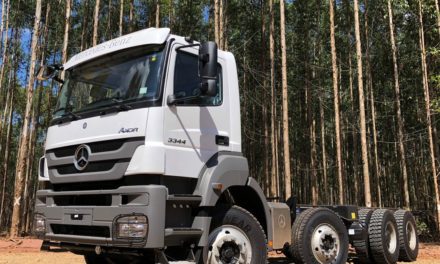 Mercedes-Benz Axor para levar madeira