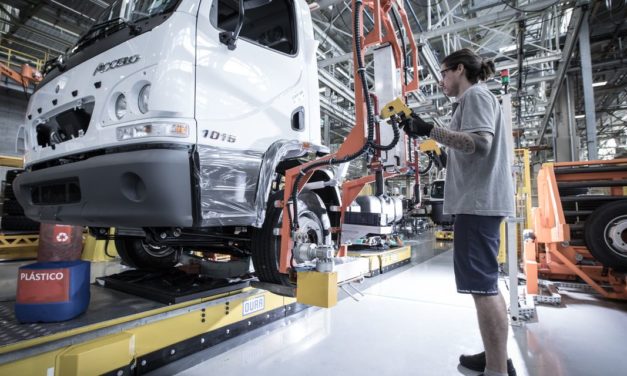 Produção de caminhões cresce 55% no trimestre