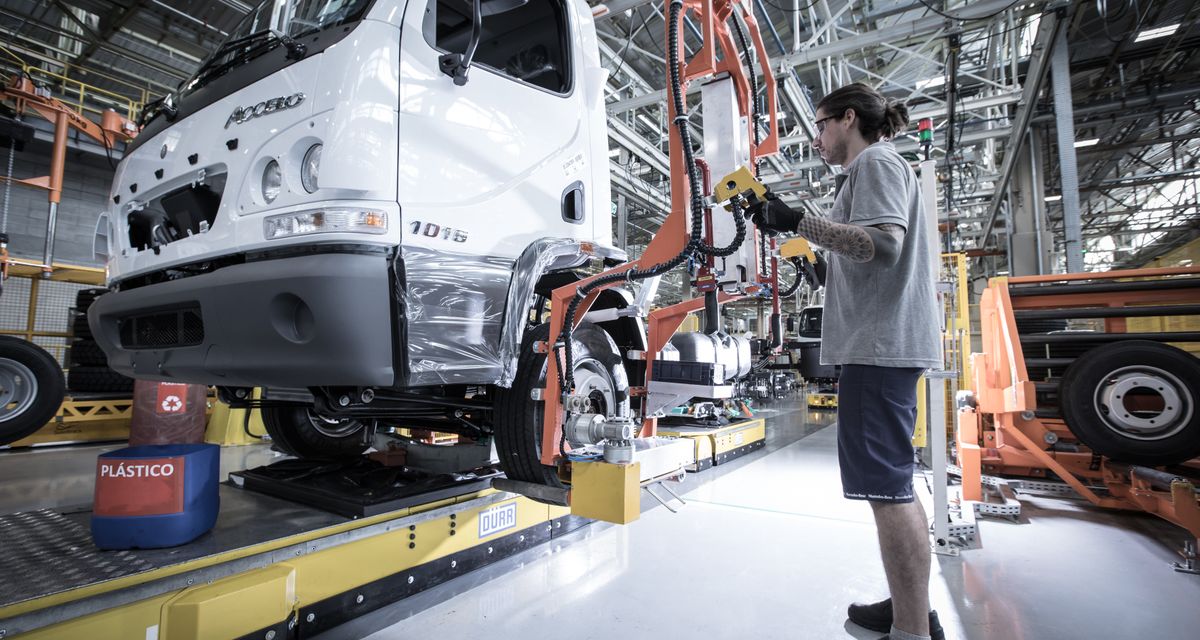 Fábrica Mercedes-Benz em SBC - produção de caminhões - Autoindustria
