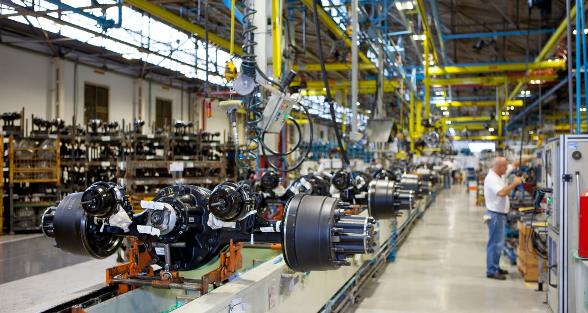 fábrica da Meritor em Osaco, em São Paulo, recebe mais 60 funcionários para acompanhar ritmo de crescimento da produção de caminhões