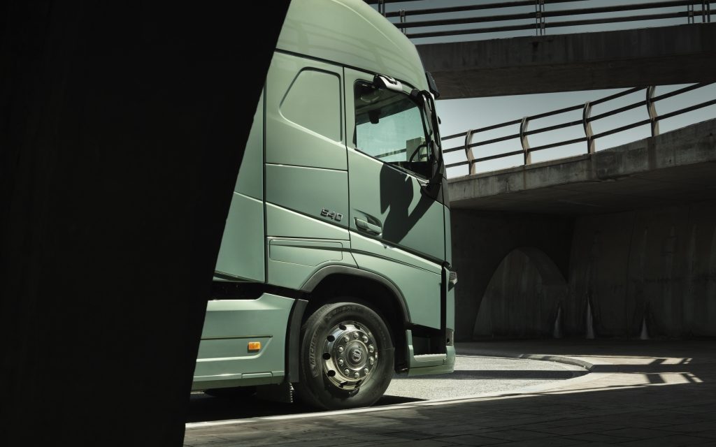 Mercado de caminhões registra alta de 77% em abril