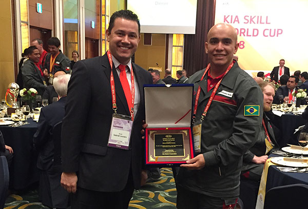 Brasileiro conquista prêmio mundial da Kia Motors