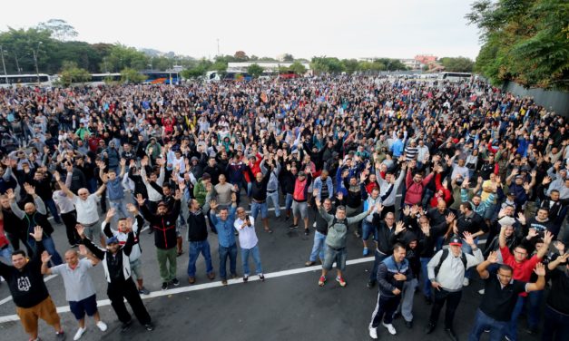 Greve na Mercedes-Benz por uma PLR maior