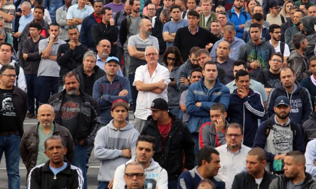 Mercedes-Benz continua com a produção paralisada