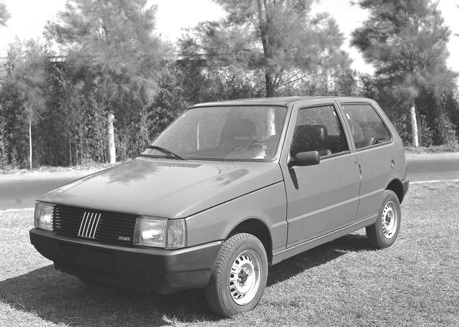 Fiat Uno completa 35 anos de Brasil