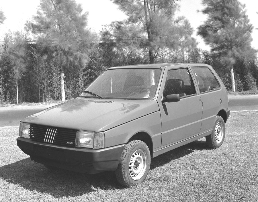Fiat Uno completa 35 anos de Brasil