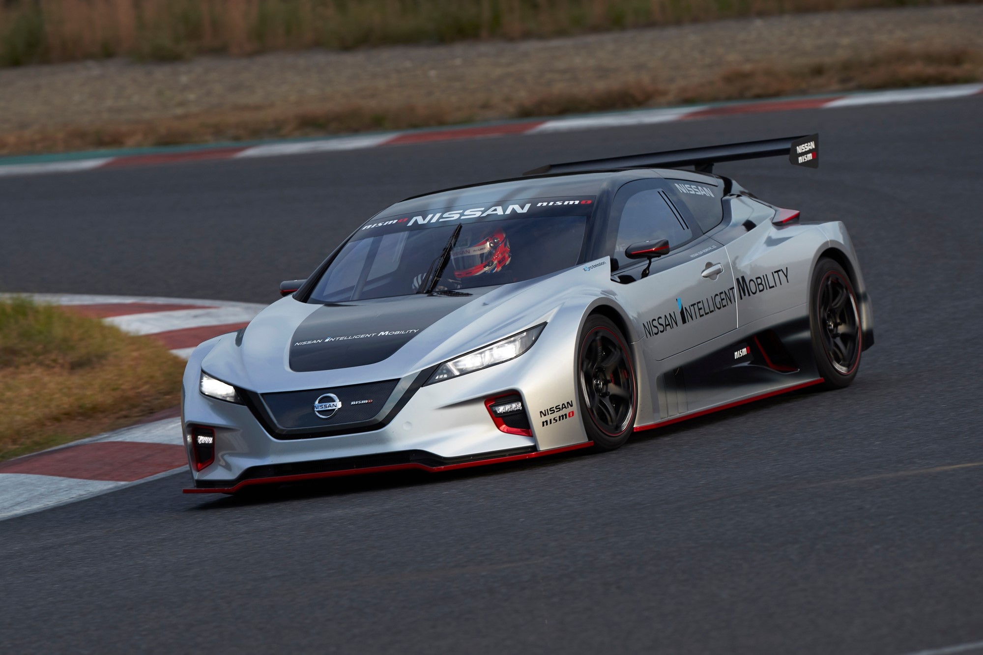 Nissan revela novo carro elétrico de corrida