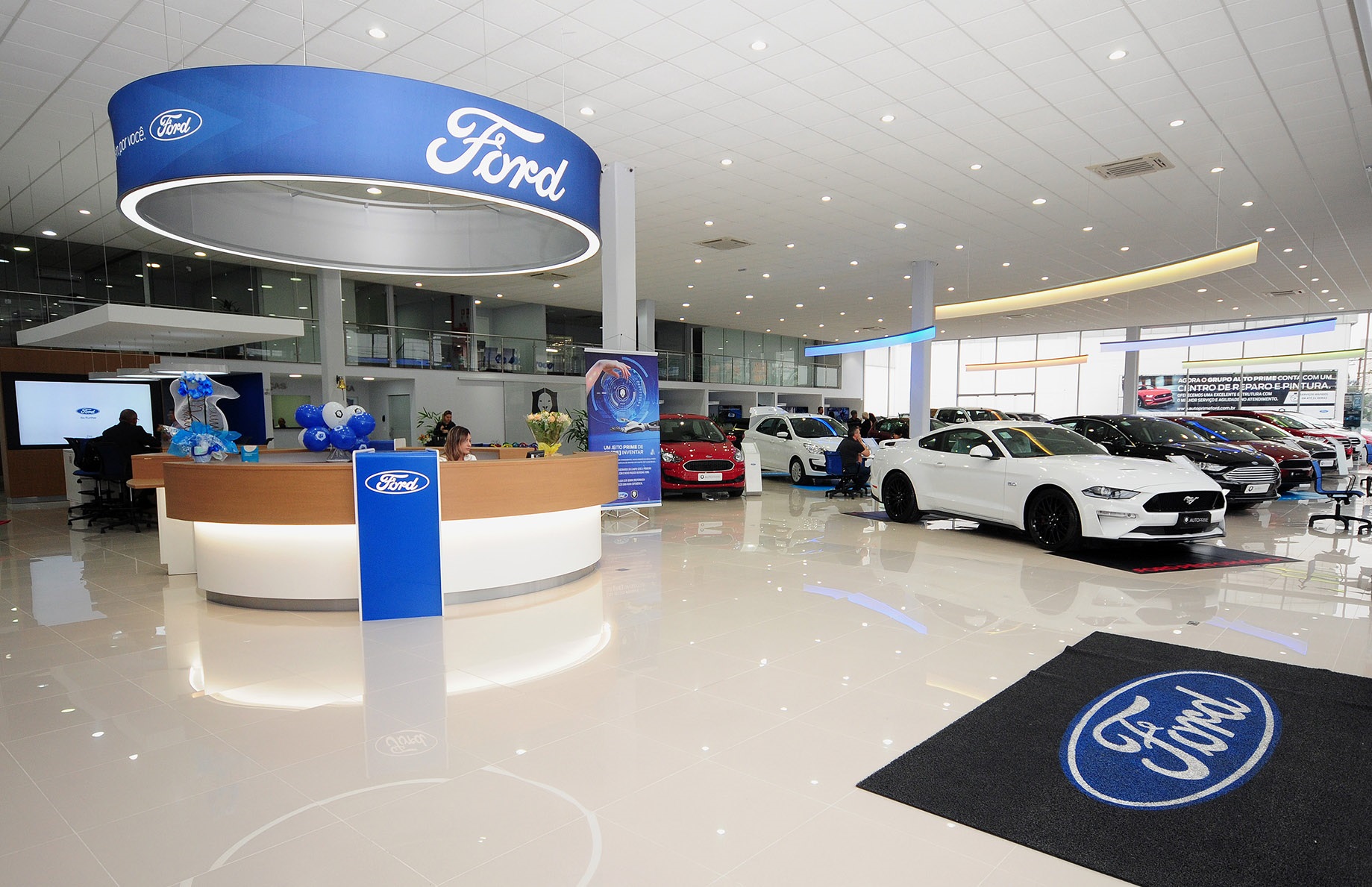 Ford inaugura novo padrão de concessionária