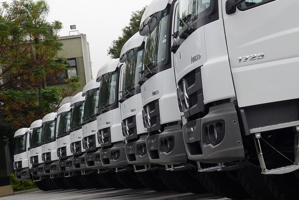 Vendas de caminhões registram queda perto de 5% em novembro
