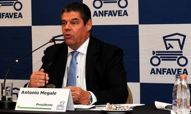 Presidente da Anfavea diz que setor aposta no Brasil