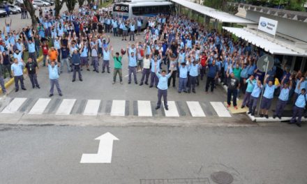 Trabalhadores da Ford iniciam greve em Taubaté