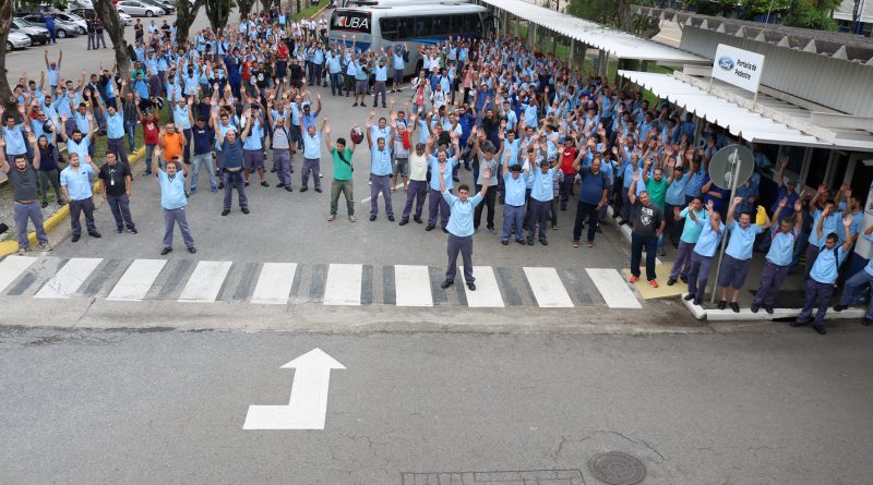 Trabalhadores da Ford iniciam greve em Taubaté