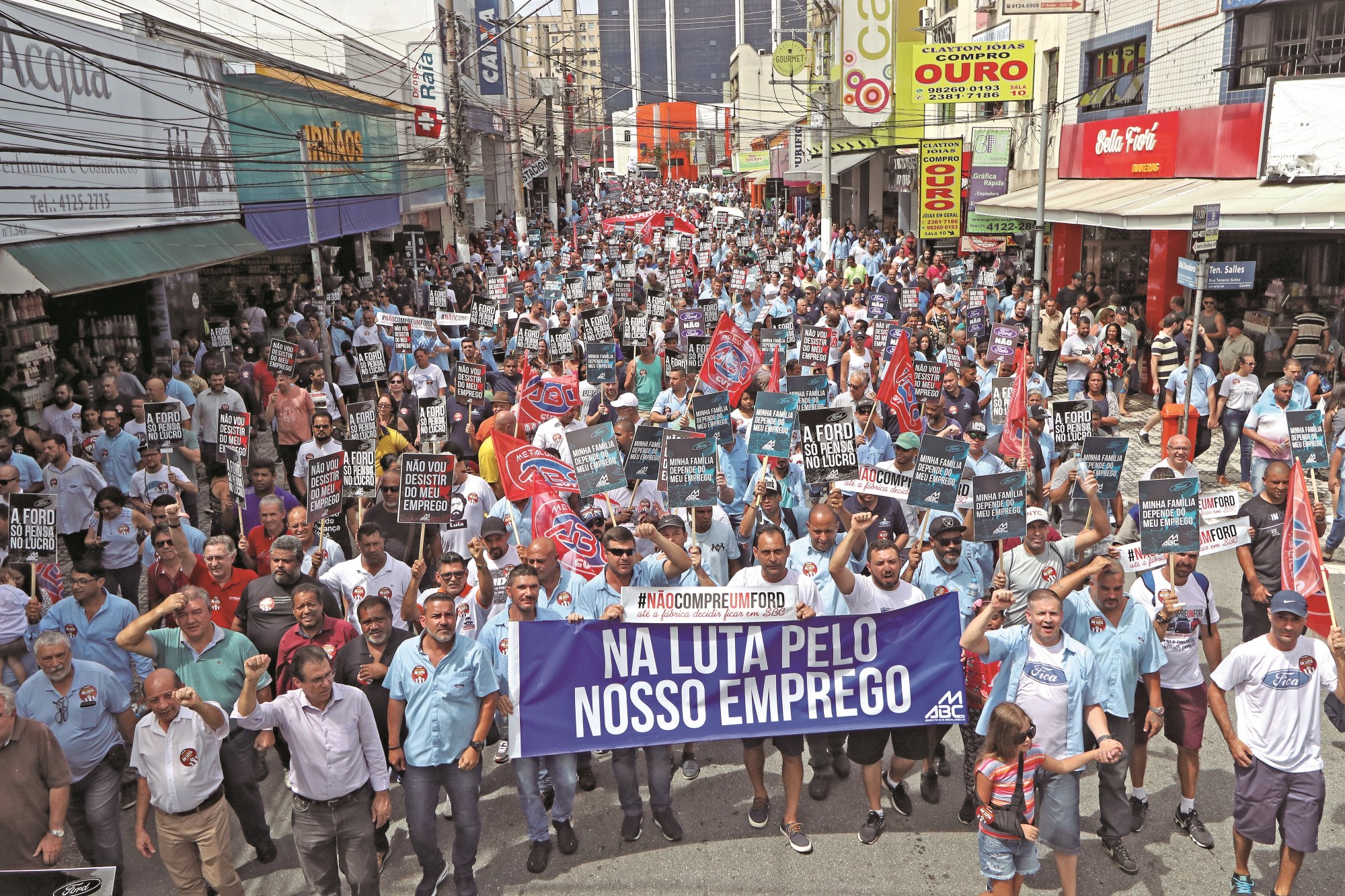Passeata em São Bernardo contra fechamento da fábrica da Ford