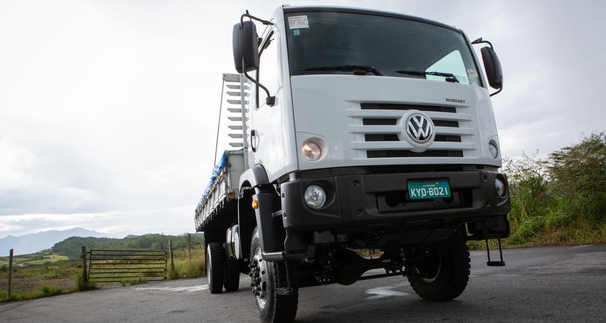 VWCO amplia oferta de caminhões médios com versão 4×4