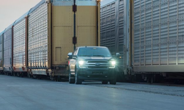 Ford F-150 elétrica reboca dez vagões com 560 toneladas