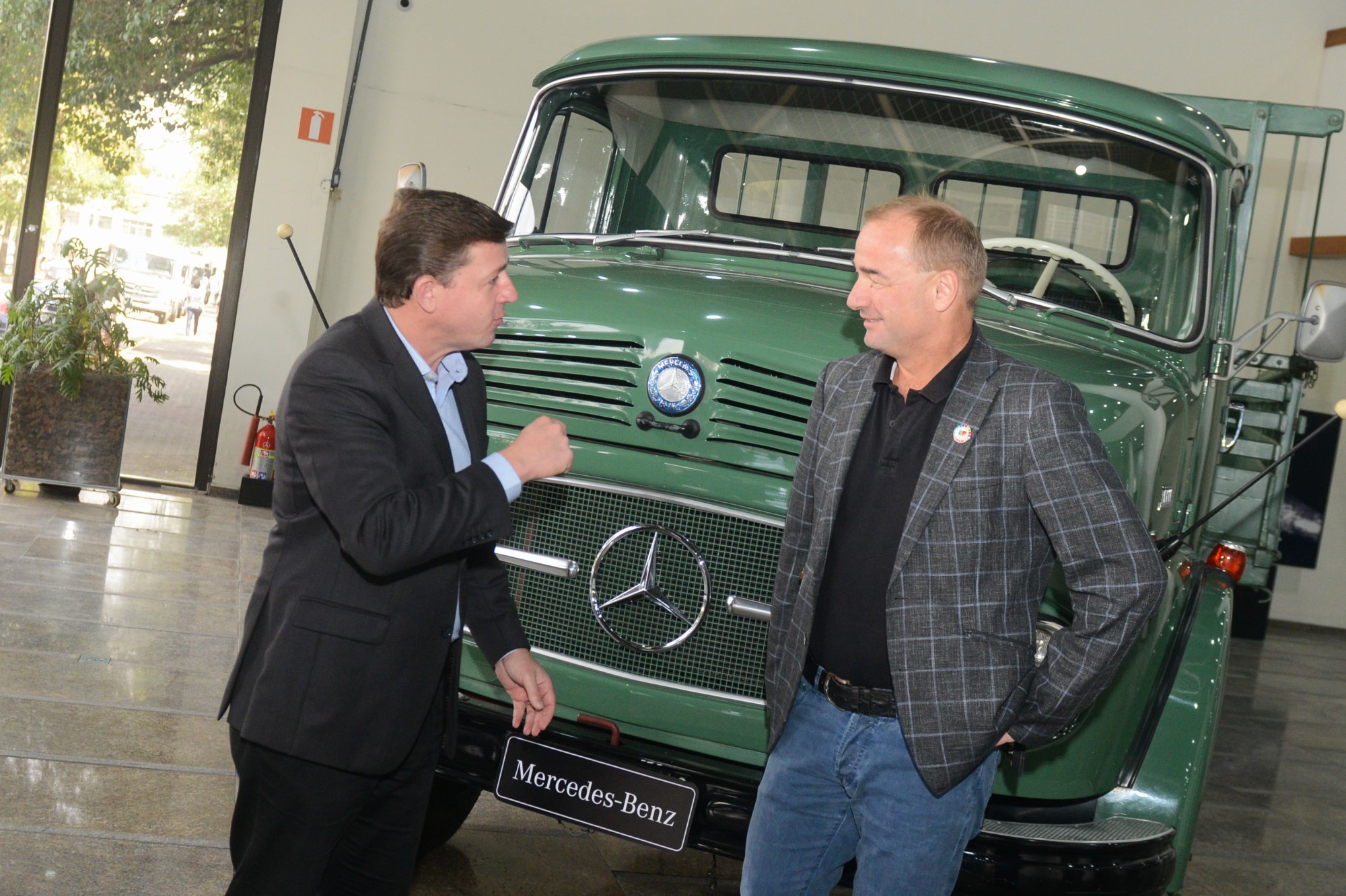 Mercedes-Benz pode priorizar funcionários da Ford nas contratações