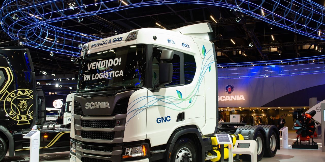 Scania vende primeiro caminhão a gás na Fenatran