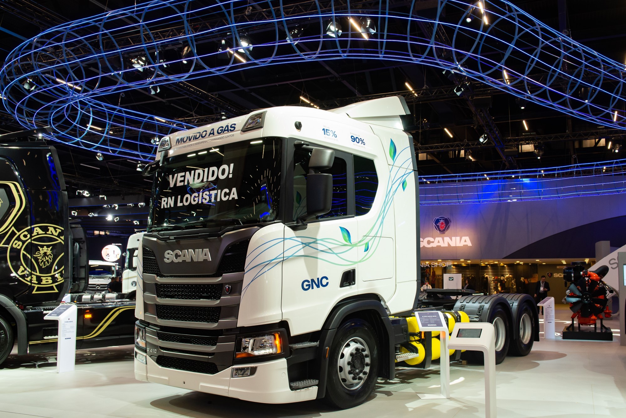 Scania vende primeiro caminhão a gás na Fenatran