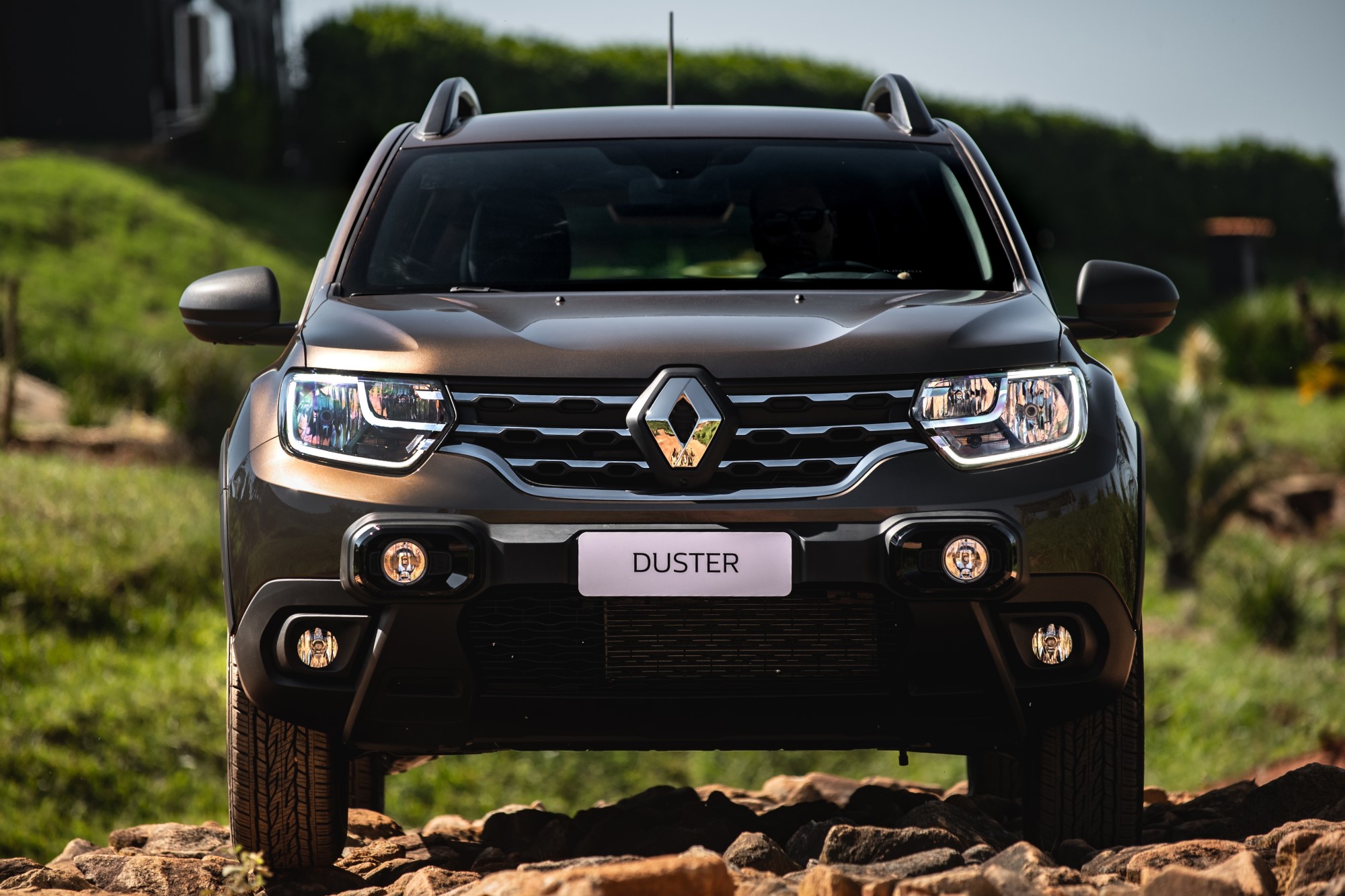 Renault divulga primeiras imagens no novo Duster