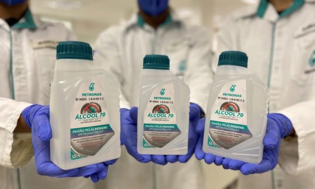 Petronas produz 8 toneladas de álcool líquido para doação