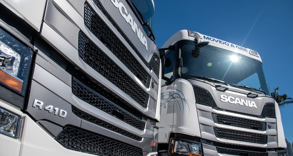 Scania faz entrega dos primeiros caminhões a gás produzidos no Brasil