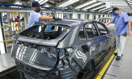 Apesar da falta de peças, Volkswagen mantém produção em alta