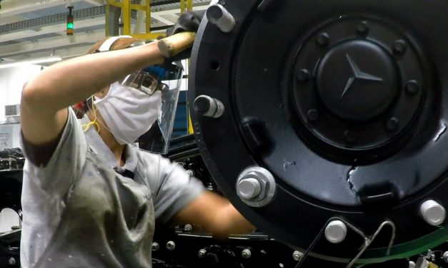Mercedes-Benz inicia 2º turno na produção de caminhões