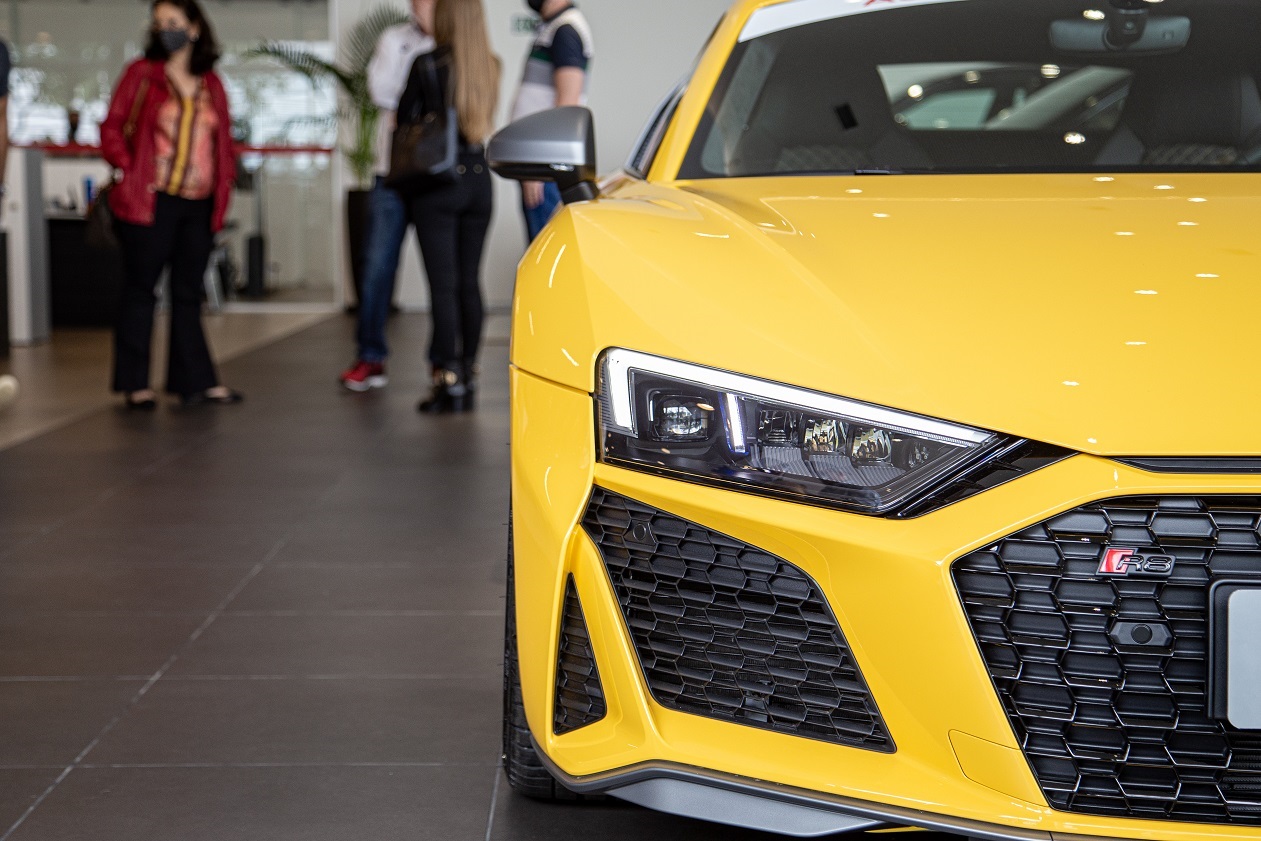Audi entrega dez unidades do superesportivo R8