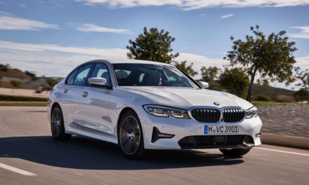 BMW Série 3 ganha motor flex e chave digital