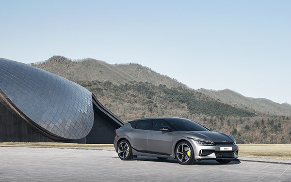 Kia apresenta elétrico EV6 com carregamento ultrarrápido