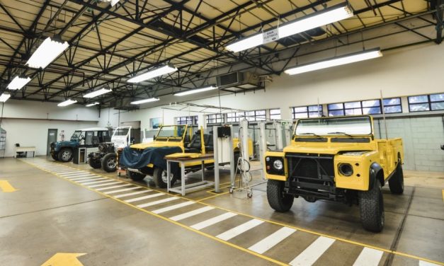 Jaguar Land Rover investe em clínica para restaurar clássicos