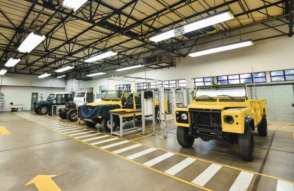 Jaguar Land Rover investe em clínica para restaurar clássicos