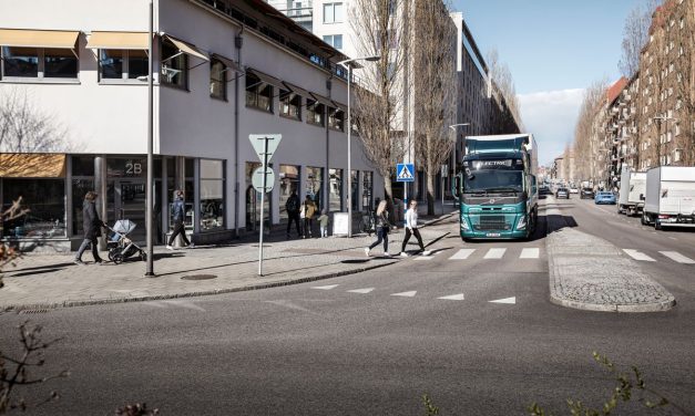 Caminhões elétricos da Volvo alertam presença no trânsito
