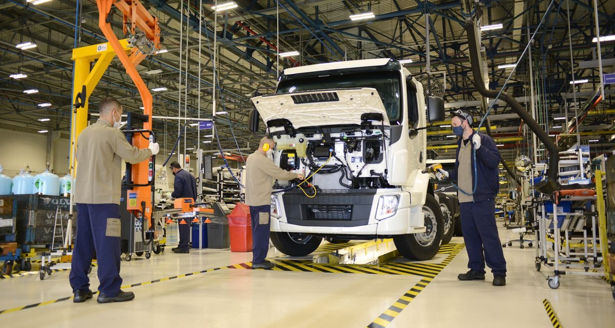 Volvo retoma segundo turno na produção de caminhões VM