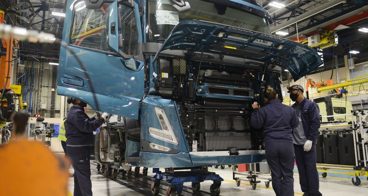 Ritmo de produção de caminhões recua 30% em abril