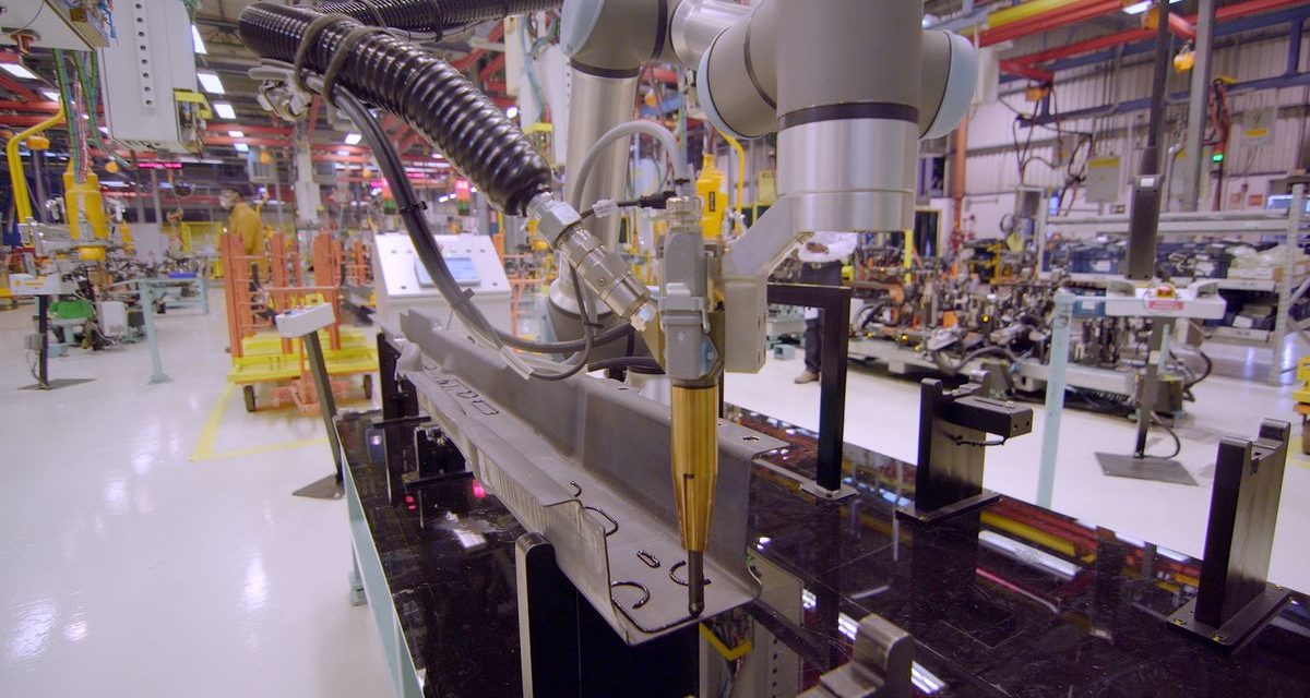 Mercedes-Benz aprimora produção com robô colaborativo