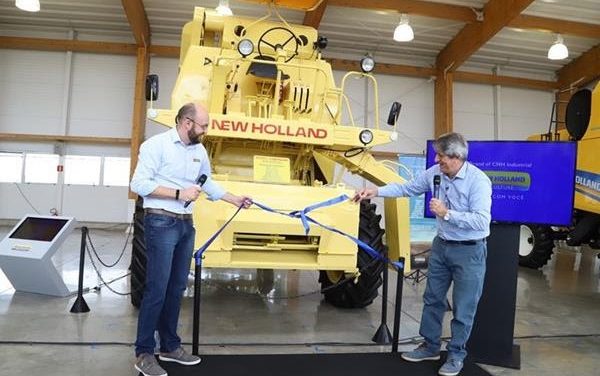 New Holland comemora 46 anos restaurando colheitadeira pioneira