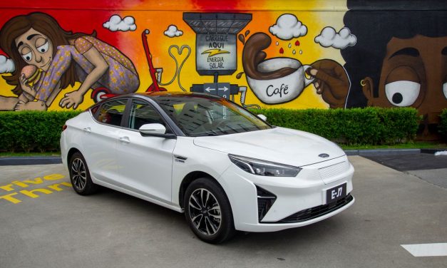 JAC E-J7 chega como opção dentre sedãs de luxo com motor a combustão