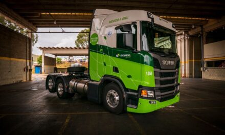 Scania faz entrega dos primeiros caminhões a gás liquefeito do País
