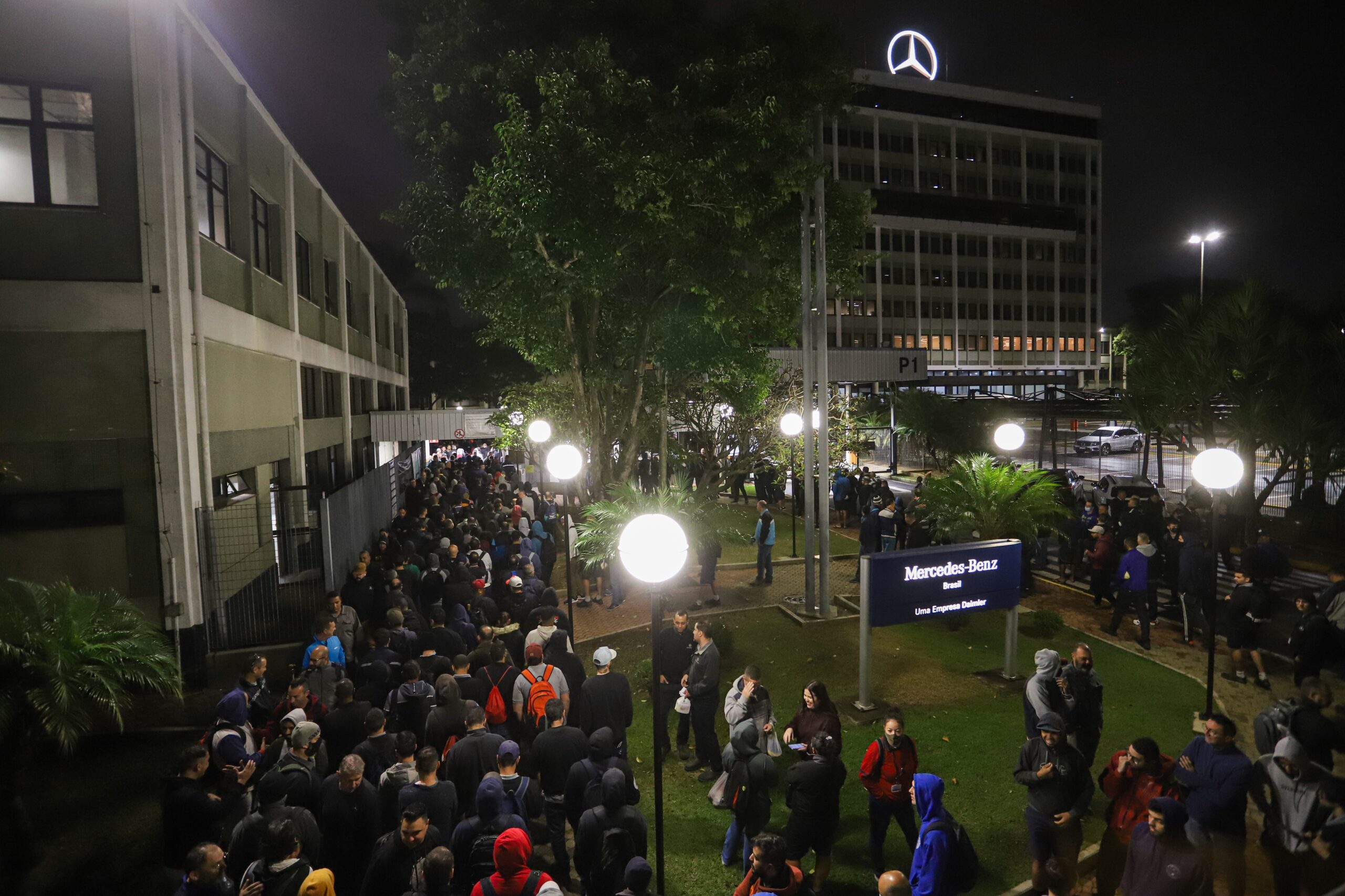 Mercedes-Benz contrata 350 temporários para recuperar produção