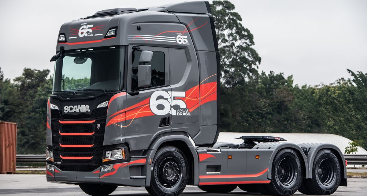 Scania comemora 65 anos no Brasil com caminhão de produção limitada