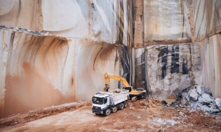 Mercedes-Benz Arocs aumenta eficiência na produção de granito