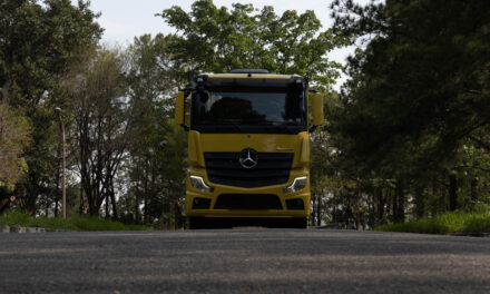 Mercedes-Benz renova linha de caminhões para o Proconve P8